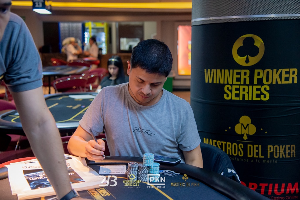Altieri tomó el mando en la cabina del vuelo 1C en el torneo central de las Winner Poker Series Bogotá