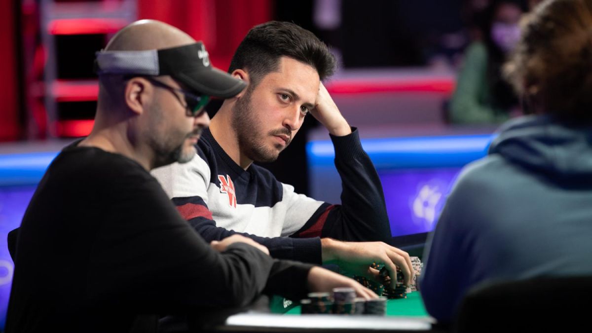 Factores Clave para Convertirse en un Jugador Profesional de Poker
