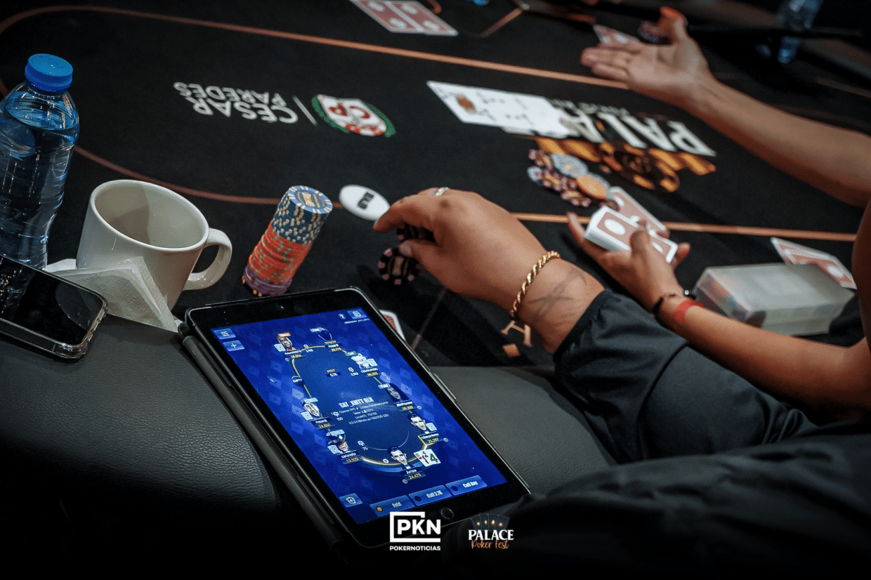 Jugar poker en línea... ¿mientras se juega en vivo?