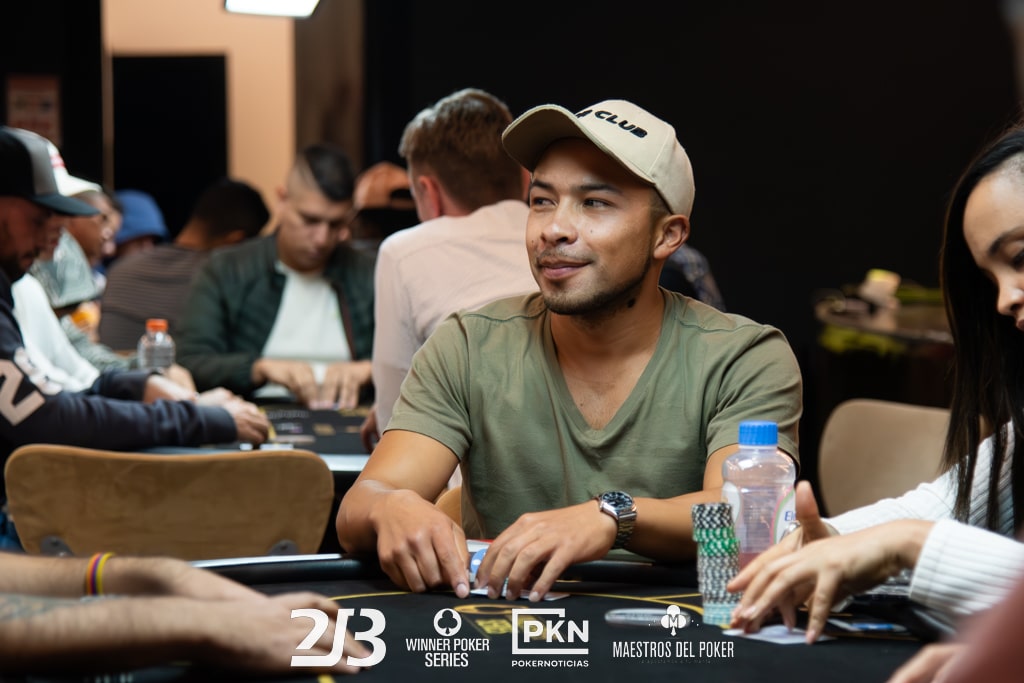 Martínez uso el satélite como trampolín para liderar el vuelo 1B en la cátedra mayor entre los Maestros del Poker