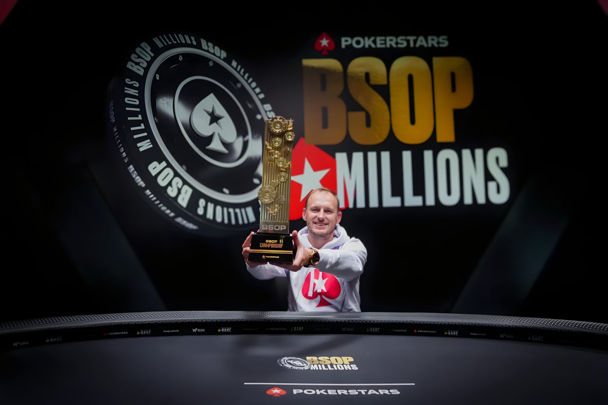 Marcos Kenne hace historiaal ganar el BSOP MillionsChampionship 2024 con unpremio récord de R$ 2,1 Millones (US$ 368.000)