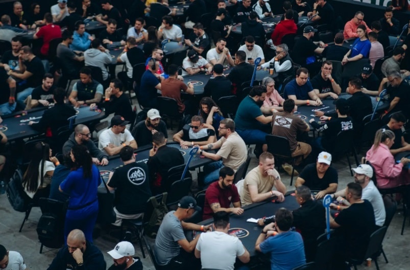 Gabriel Esteves lidera a los 121 competidores en Día 3 del Main Event KSOP GGPoker Special.