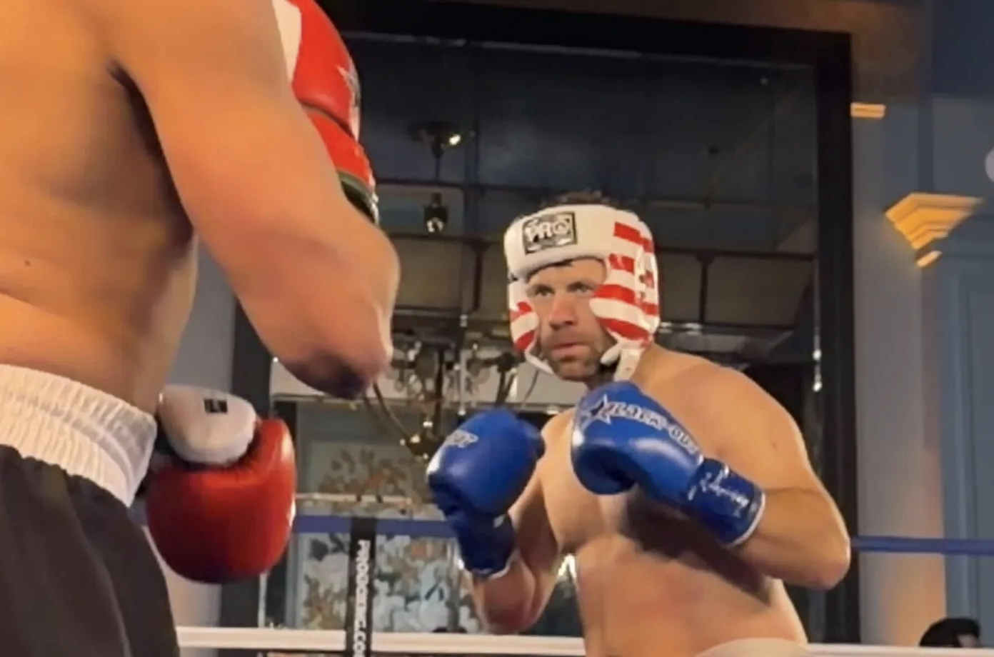 Golpe discutido y pelea detenida: Jungleman Cates debuta en el boxeo