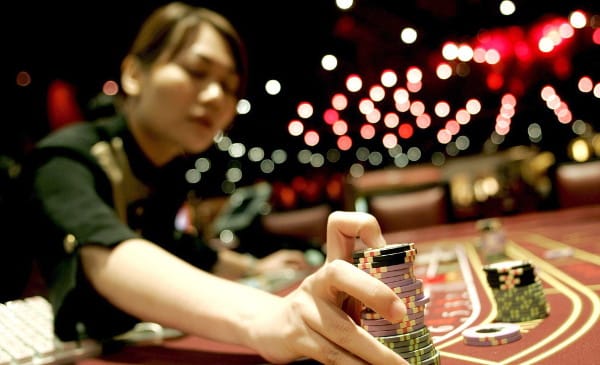 La propina al dealer de poker. Indagando acerca de esta costumbre.