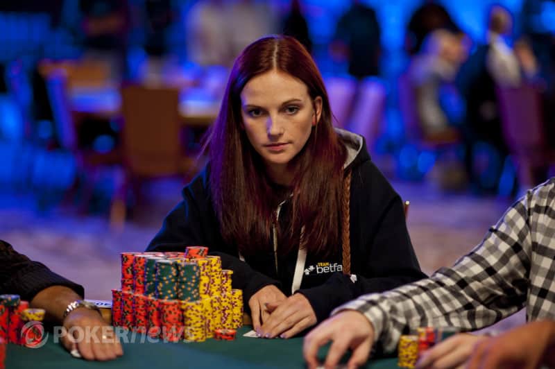 Kristen Foxen hizo historia al conseguir el 13º lugar en el Main Event de la WSOP: participación femenina sigue al mínimo con menos de 400 competidoras.