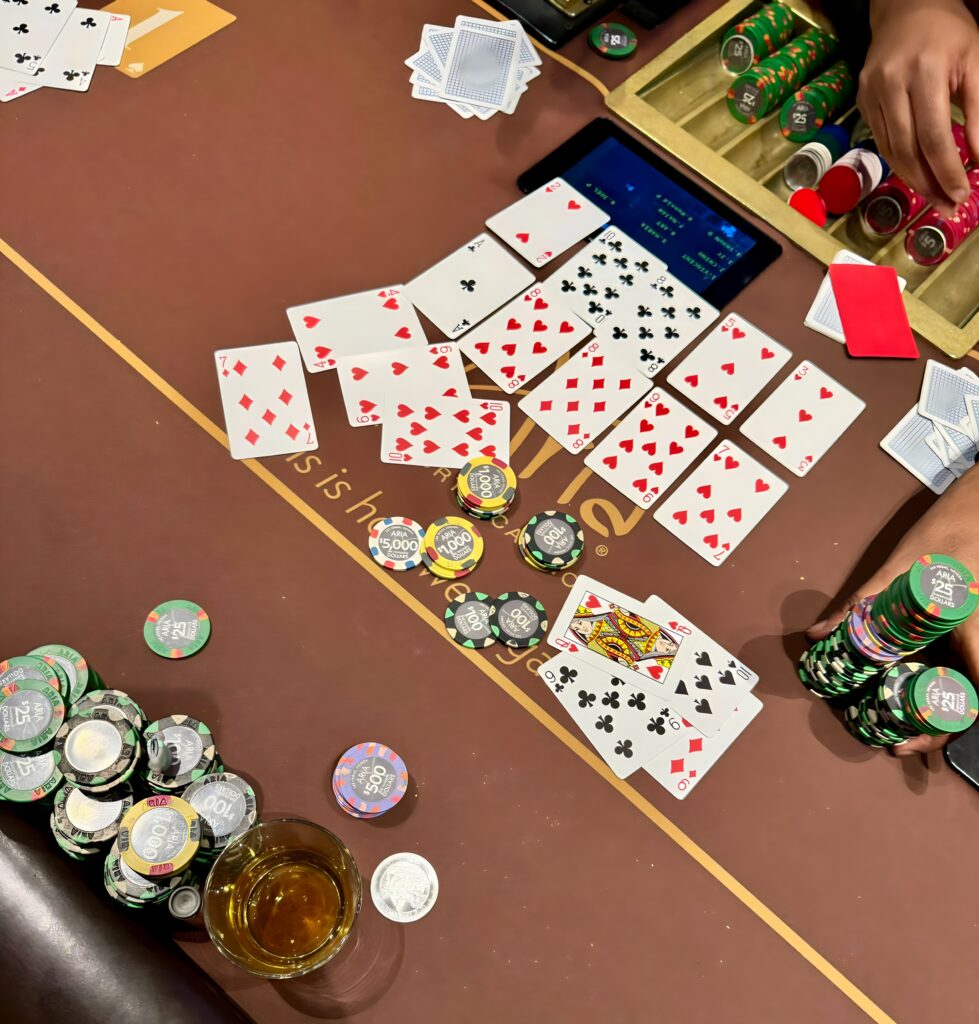 Espectacular: ¡ella conectó escalera de color dos veces en una sola mano!