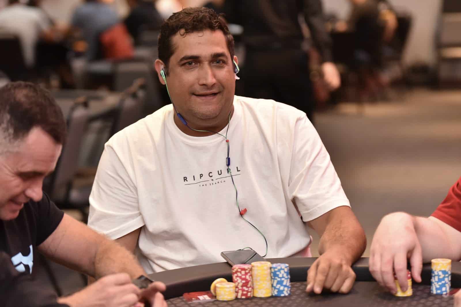 Gabriel Esteves lidera a los 121 competidores en Día 3 del Main Event KSOP GGPoker Special.