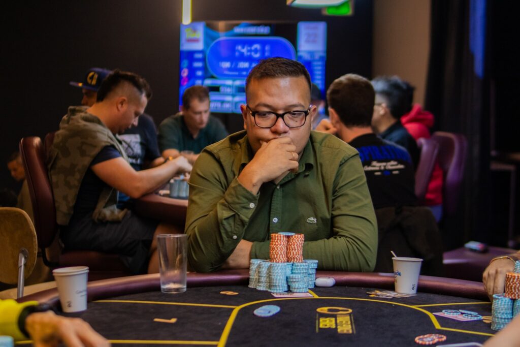 Sheirbon llega con la clase mejor preparada al último examen para titularse como Maestro del Poker en Medellín