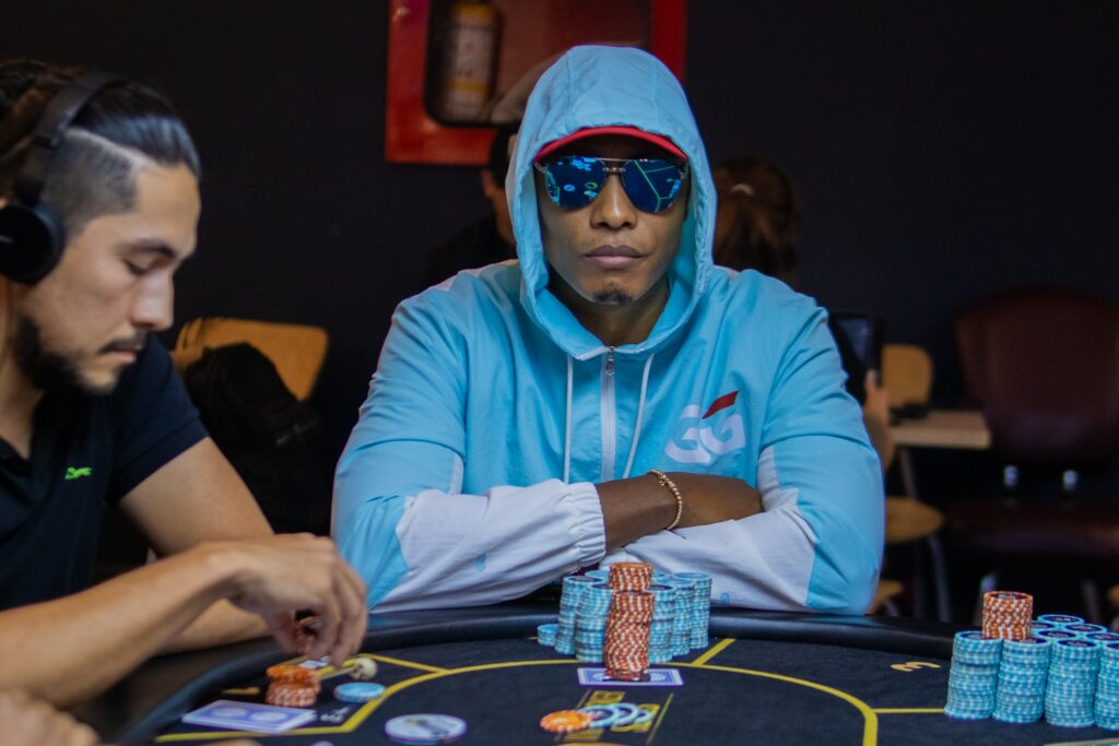 Sheirbon llega con la clase mejor preparada al último examen para titularse como Maestro del Poker en Medellín