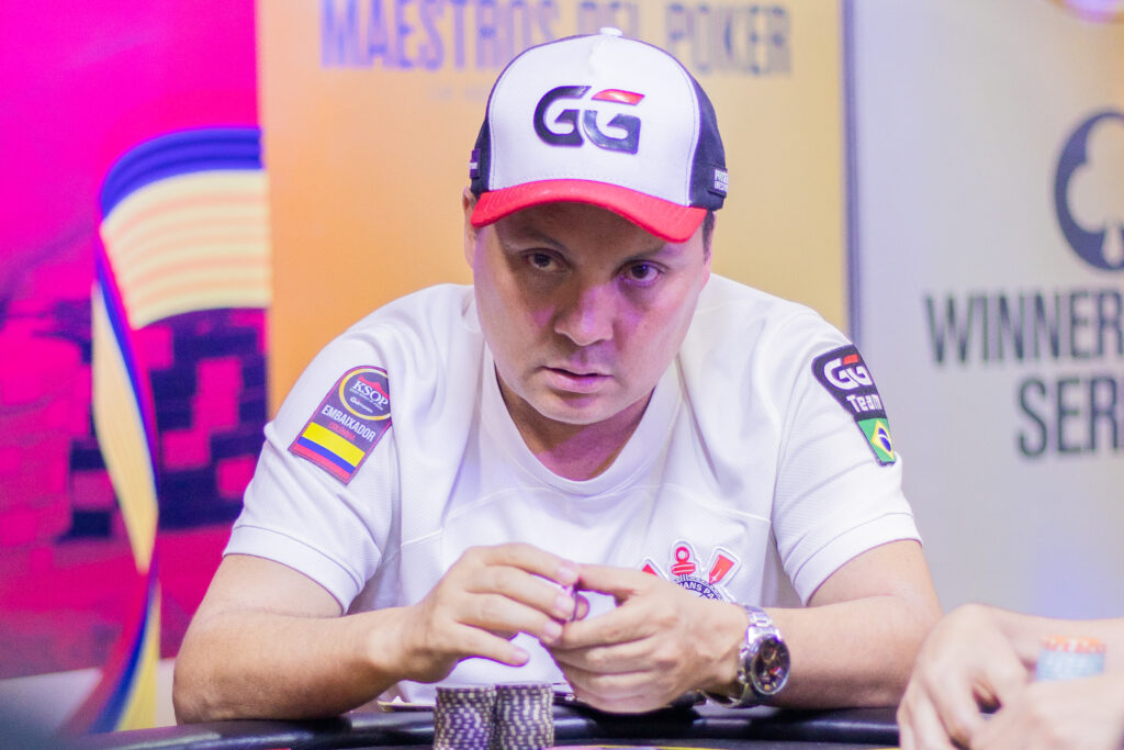 Fonseca templó el ritmo en el Día 2 y marca el paso hacia la mesa final entre los Reyes del Poker