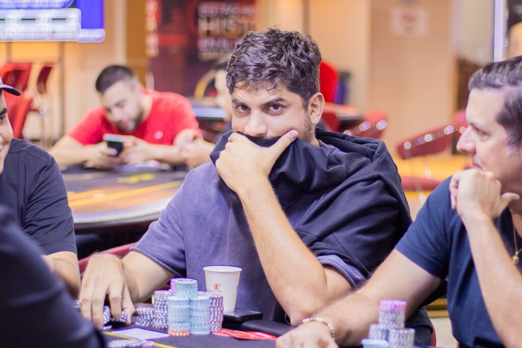 Fonseca templó el ritmo en el Día 2 y marca el paso hacia la mesa final entre los Reyes del Poker
