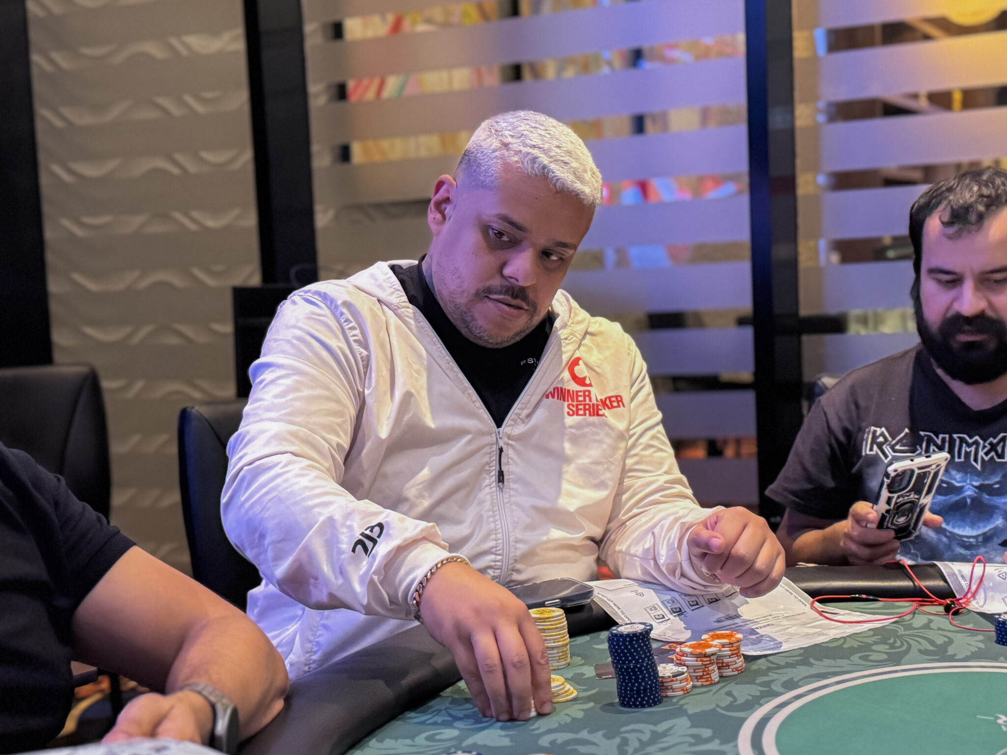 Alan Alvarado y Carlos Velasco toman la delantera en los vuelos 1C y 1D del Open del Jackies Poker Tour