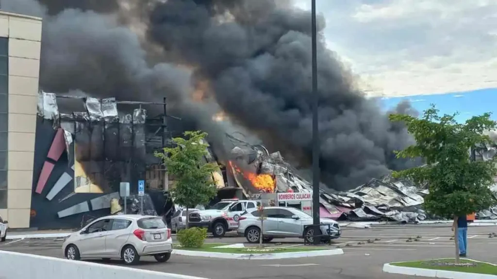 Impactante incendio arrasó con el casino Royal Yak en Culiacán