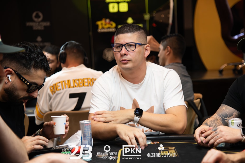 Martínez uso el satélite como trampolín para liderar el vuelo 1B en la cátedra mayor entre los Maestros del Poker