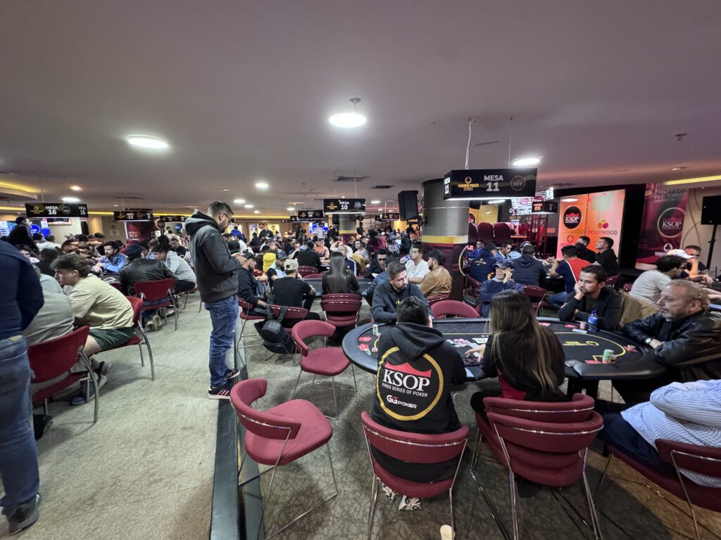 Ávila picó en punta en busca de la primera corona entre los Reyes del Poker en Bogotá