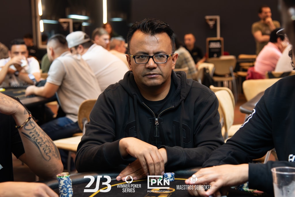 Martínez uso el satélite como trampolín para liderar el vuelo 1B en la cátedra mayor entre los Maestros del Poker