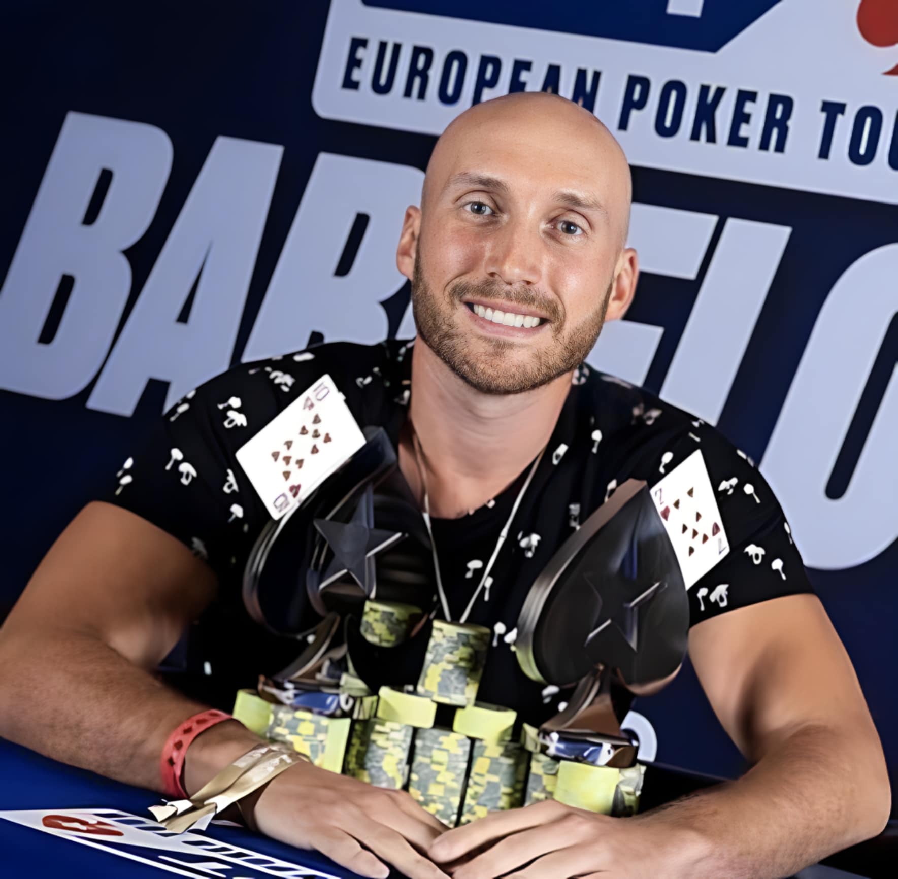 En casa y en la cima: Tomatee Benítez lidera el Carrasco High Roller Imperial