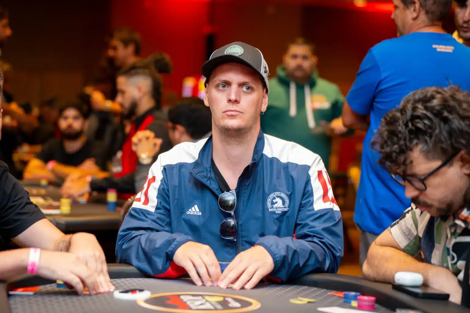 Gonzalo Dalbes supera un revés y avanza al día 2 en las KSOP GGPoker RJ: El «JJ Maldito» no lo deja fuera