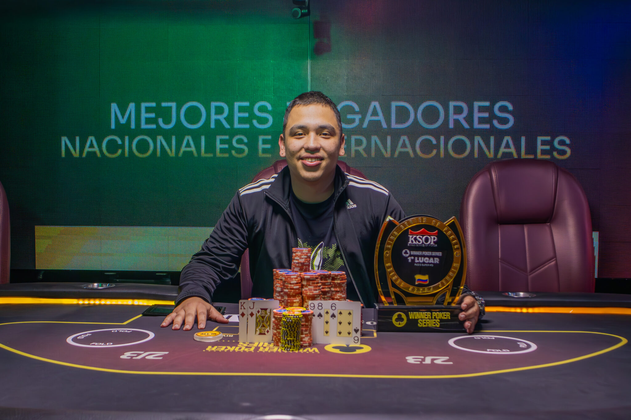 Pineda conquistó su lugar entre los Reyes del Poker con un vibrante triunfo a cinco cartas