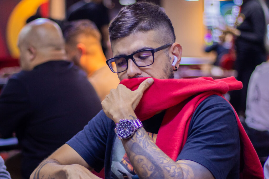 Santiago apiló Montes de fichas para liderar el vuelo 1D en el torneo central de las KSOP Colombia