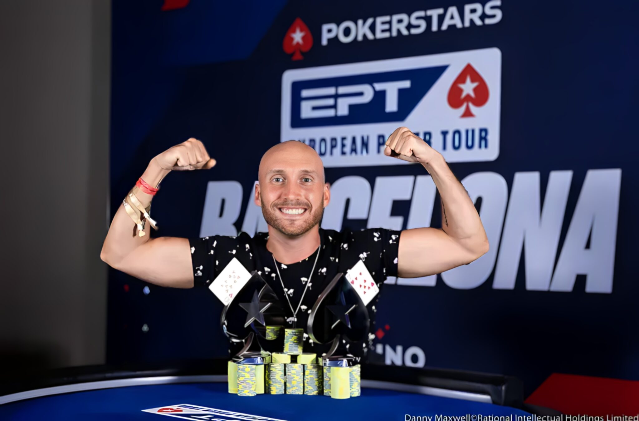 En casa y en la cima: Tomatee Benítez lidera el Carrasco High Roller Imperial