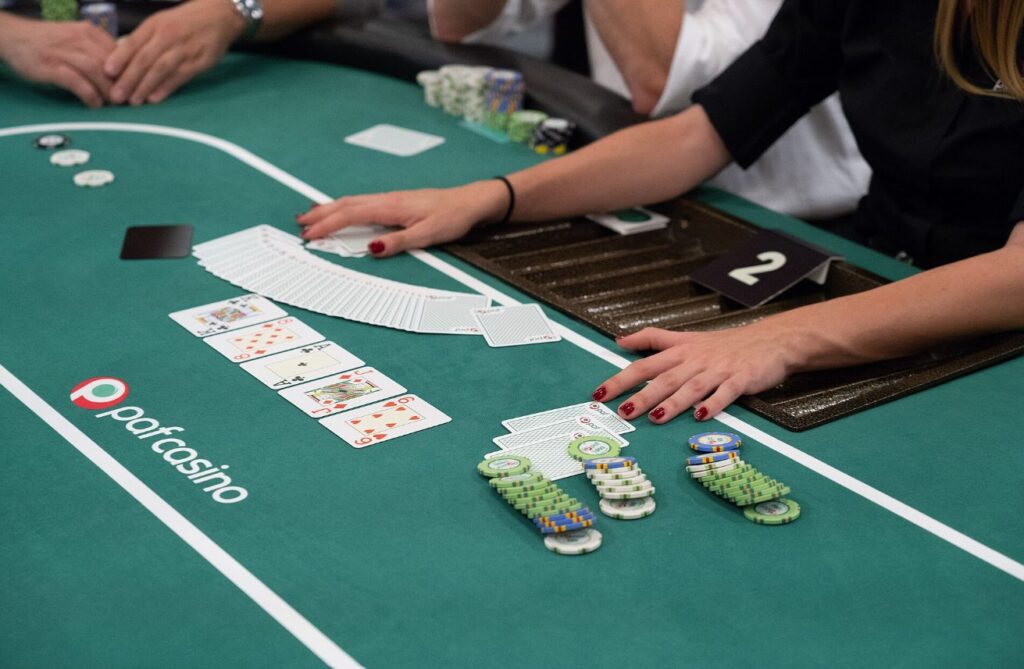 Slide dealing: el nuevo método de repartir cartas que se abre paso en el póker mundial