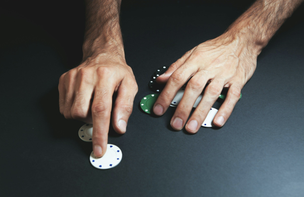 El ego en el poker: cuando querer demostrar superioridad termina costando dinero.