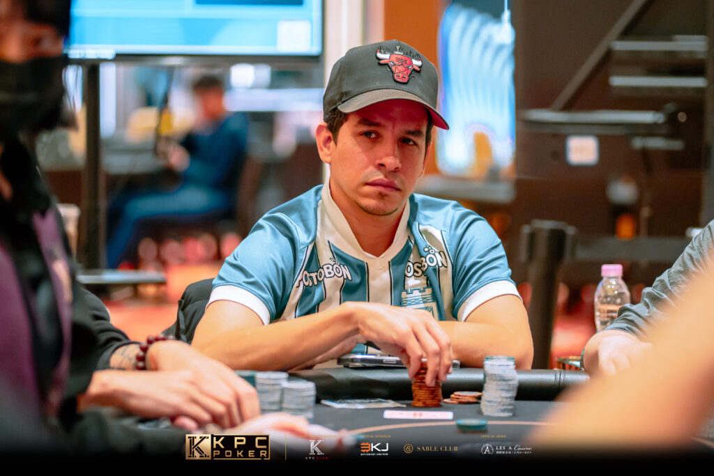Sebastián Toro lleva la bandera colombiana a lo alto del poker asiático