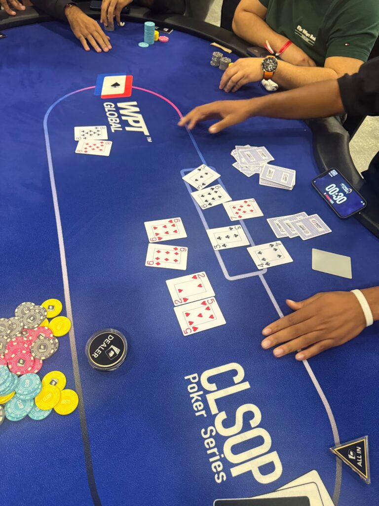 Tres en el centro y Carlos Sansoucy en medio de la tormenta – Main Event – WPT Global Festival CLSOP, Día 1B